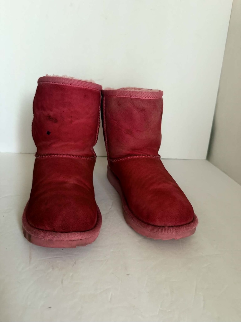 UGG Classic short boots for little girl SZ 1, box 89